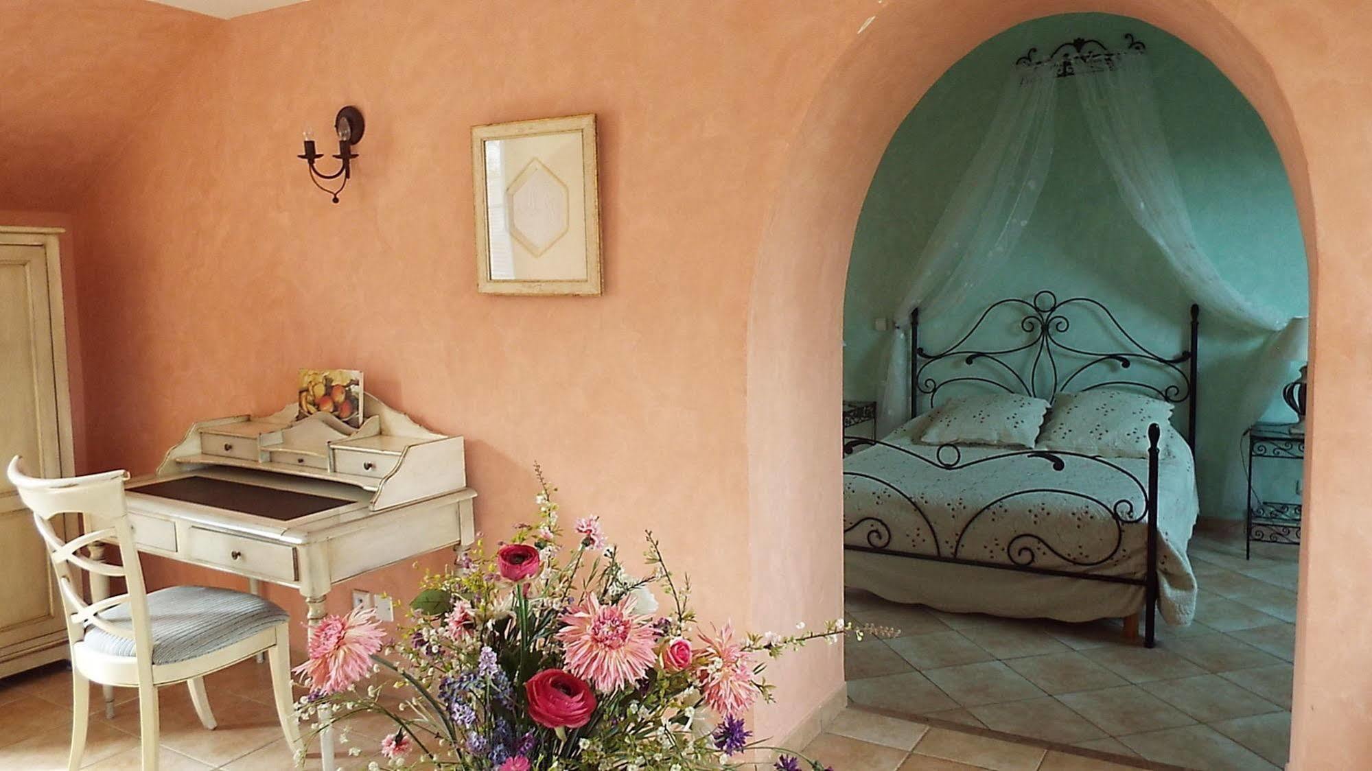 Les Roses De Montherlant Luaran gambar